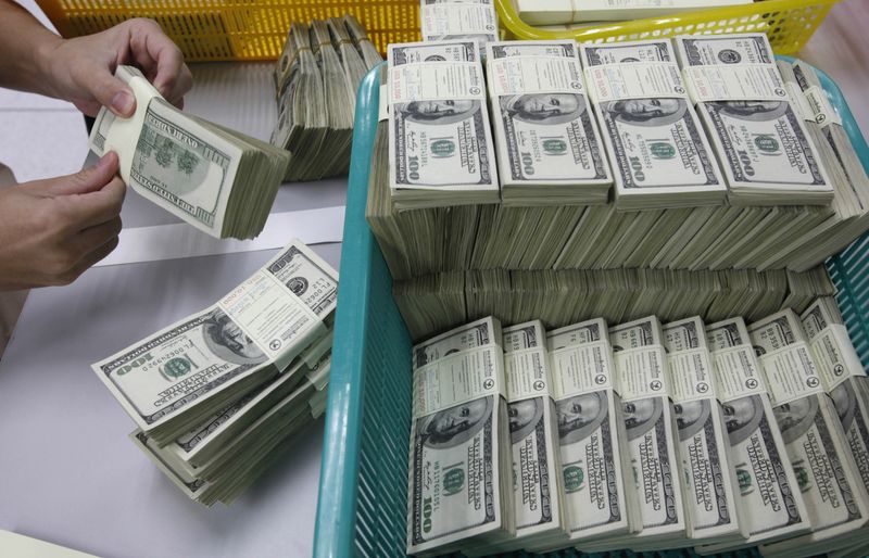 © Reuters. A bank employee counts U.S. hundred dollar bills at Kasikornbank in Bangkok in this January 21, 2010 file photo. REUTERS/Sukree Sukplang/File Photo