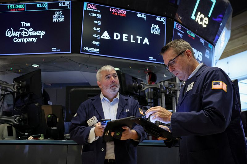 © Reuters. FILE PHOTO: Traders work on the floor at the New York Stock Exchange (NYSE) in New York City, U.S., December 13, 2023.  REUTERS/Brendan McDermid/File Photo