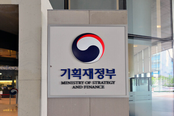 The Ministry of Economy and Finance (MOEF) announced on June 16 that KDB Korea Development Bank, Bank of America (BofA), Citi, Crédit Agricole, and HSBC were selected to manage the issuance of forex stabilization bonds.