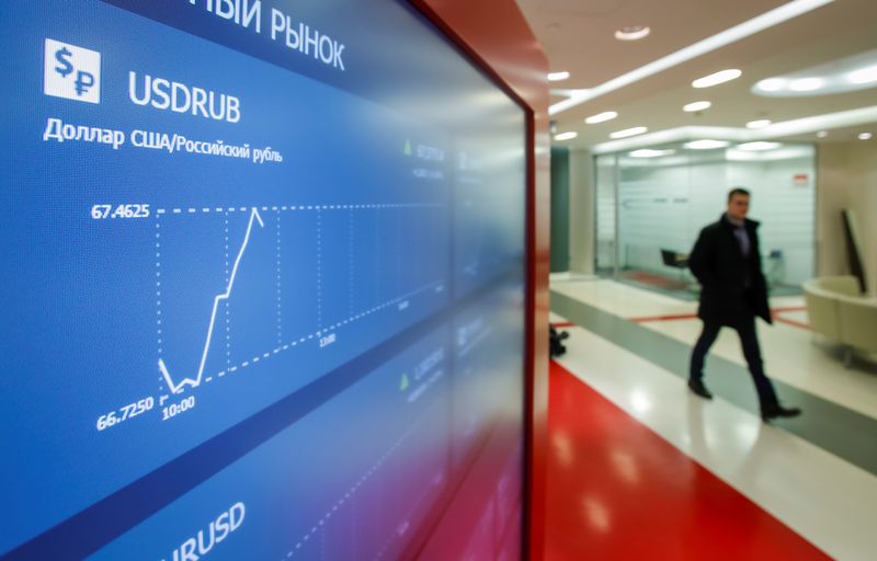 © Reuters. A man walks past an information screen inside the office of the Moscow Exchange in Moscow, Russia February 28, 2020.  REUTERS/Maxim Shemetov/File Photo