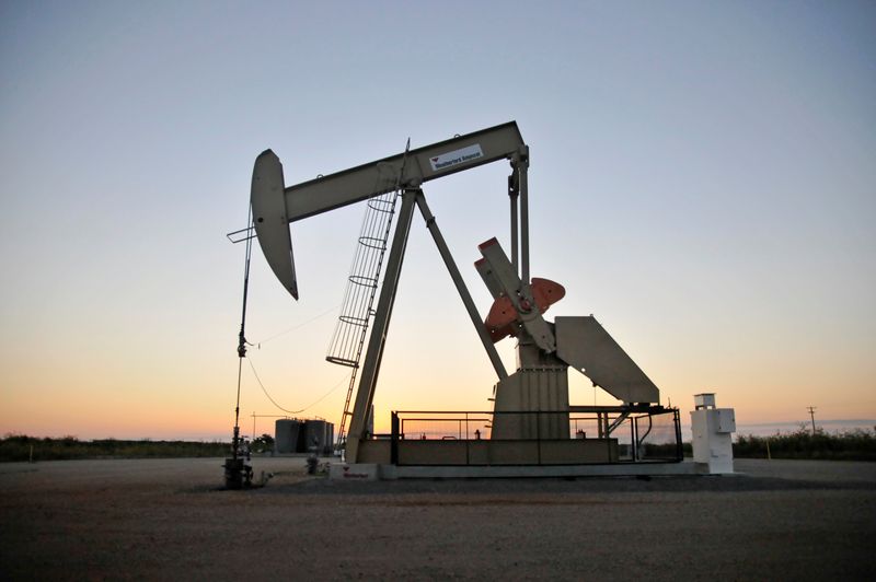 © Reuters. FILE PHOTO: A pump jack operates at a well site leased by Devon Energy Production Company near Guthrie, Oklahoma September 15, 2015.    REUTERS/Nick Oxford/File Photo