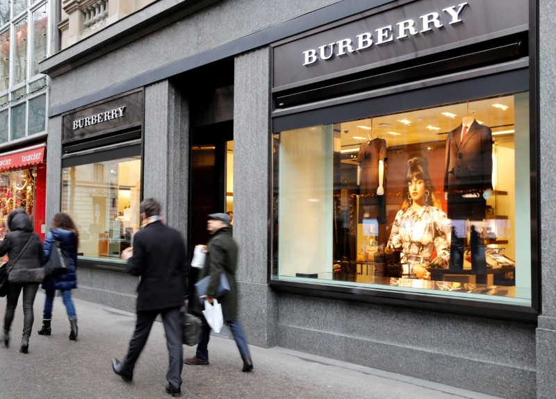 © Reuters. FILE PHOTO: People walk past a store of British luxury brand Burberry at the Bahnhofstrasse shopping street in Zurich, Switzerland December 10, 2018. REUTERS/Arnd Wiegmann/File Photo