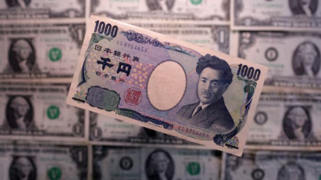 Yen and US dollar banknotes are seen in this illustration taken March 19, 2025. Photo: REUTERS/Dado Ruvic/Illustration