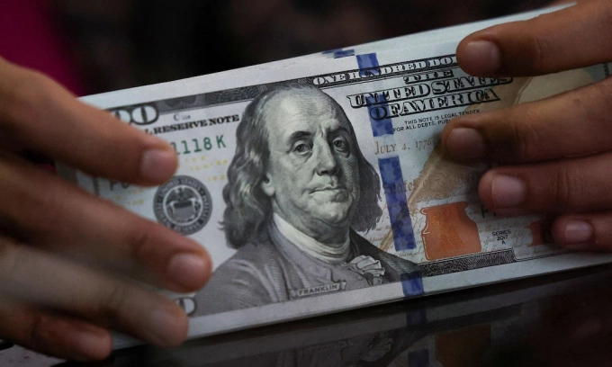 Dollar reaches another record high against dong