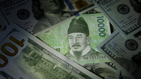 South Korean 10,000 won note is seen on US 100 dollar notes in this picture illustration taken in Seoul, South Korea, December 15, 2015. Photo: REUTERS/Kim Hong-Ji/File Photo