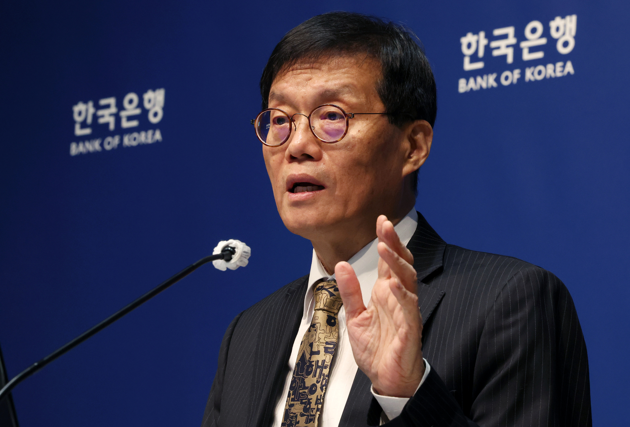 Bank of Korea Gov. Rhee Chang-yong speaks at a press conference held shortly after a rate-setting meeting at the central bank in Seoul, Thursday. (Im Se-jun/The Korea Herald)