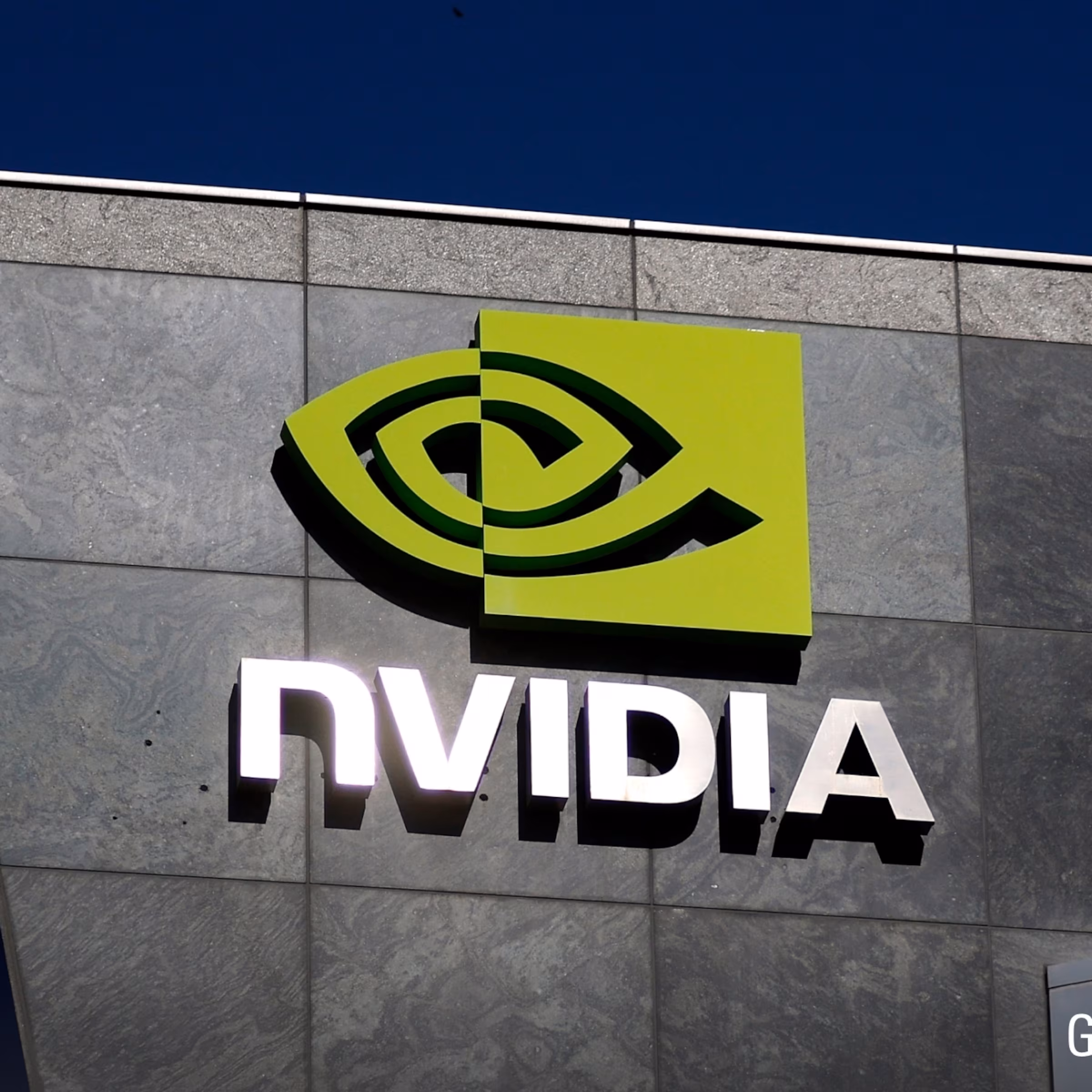 Nvidias logotyp visas på en skylt vid Nvidias huvudkontor den 26 februari 2025 i Santa Clara, Kalifornien.